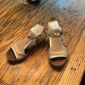 Naot Fiona Wedge Sandals Size 37 EU 6-6.5 US Beige Lizard Silver Leather